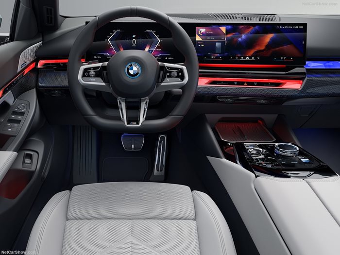 Интериорът на BMW i5 Touring. Снимка: BMW