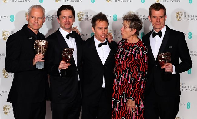 Мартин Макдона, Петер Черин, Сам Рокуел и Греъм Бродбент с наградата за най-добър филм на "Три билборда извън града". СНИМКА: Ройтерс