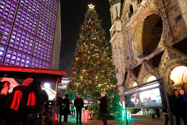Коледното дърво пред централната гара в Берлин