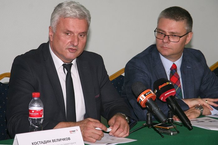 Костадин Величков (вляво) разясни какви мерки се вземат срещу кражби на ток от копачи на криптовалута