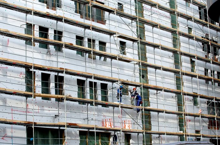Жилищните сгради в България трябва да имат гаранционен срок за ползване, записан в нотариалните актове, смятат строителни инженери. Снимка Архив