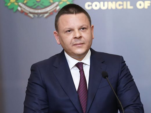 Министърът на транспорта нареди проверка за самолета, кацнал във Варна