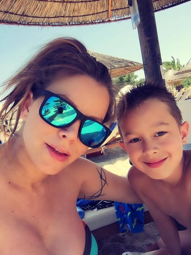 Емилия и синът  Иван на почивка в Гърция