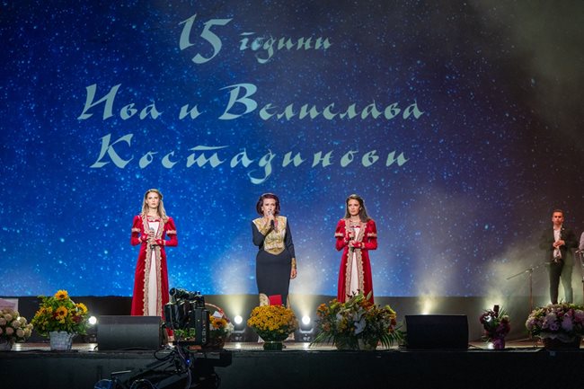 Като баба на своите внучки Ива и Велислава Гуна Иванова е щастлива, че двете дори са я надминали на сцената.