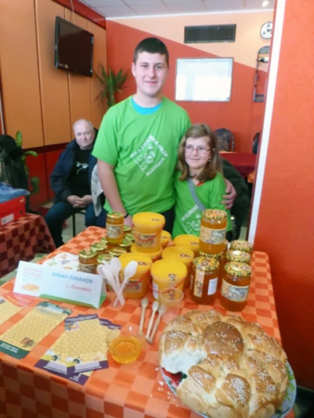 15-годишният пчелар Лукан Луканов и 10-годишната му сестра показаха собствена продукция.