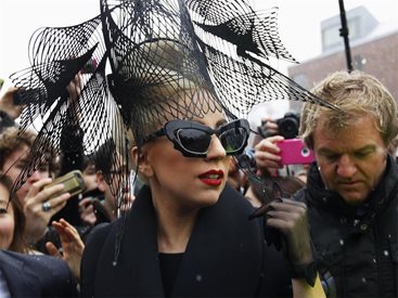 Lady GaGa ще помага на тийнове с нетрадиционна ориентация