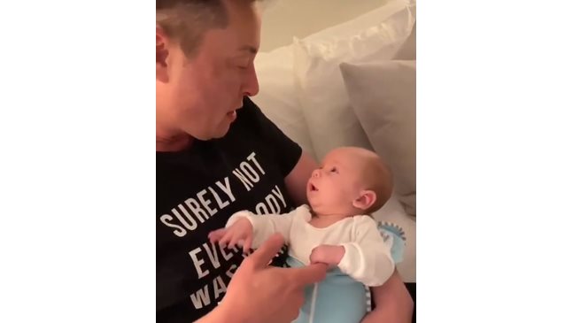 Илън Мъск сподели умилително видео с бебето си