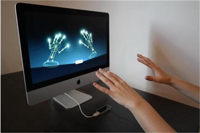 Уникалната джаджа Leap Motion Controler ви позволява да управлявате компютъра с жестове. Като героя на Том Круз в “Специален доклад”. Струва 77 евро.
Снимка: "Труд"