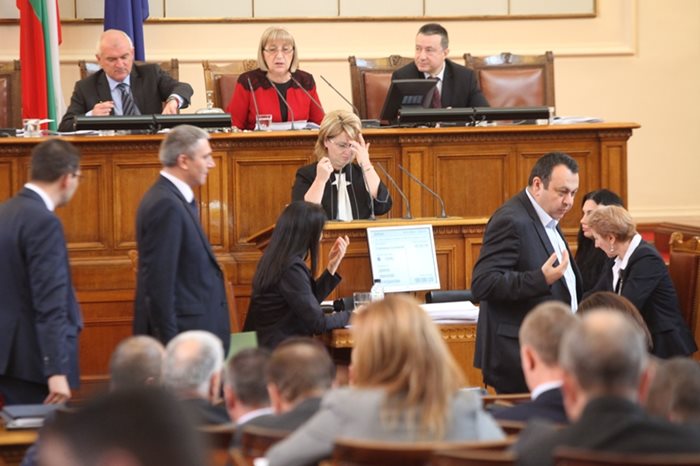 Зам.-председателят на бюджетната комисия Диана Йорданова (на парламентарната трибуна) укротява страстите по време на дебатите за бюджета.