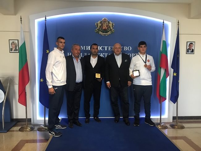 Кристиян Златев бе посрещнат в България от министъра на спорта Красен Кралев.