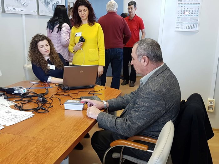 Служители на голяма фирма в
 Хасково  вече се възползваха от посещението на служителите на МВР в офиса им.
