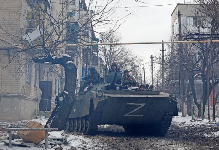 Руски танк в Донецк с характерния символ Z върху него. СНИМКА: РОЙТЕРС