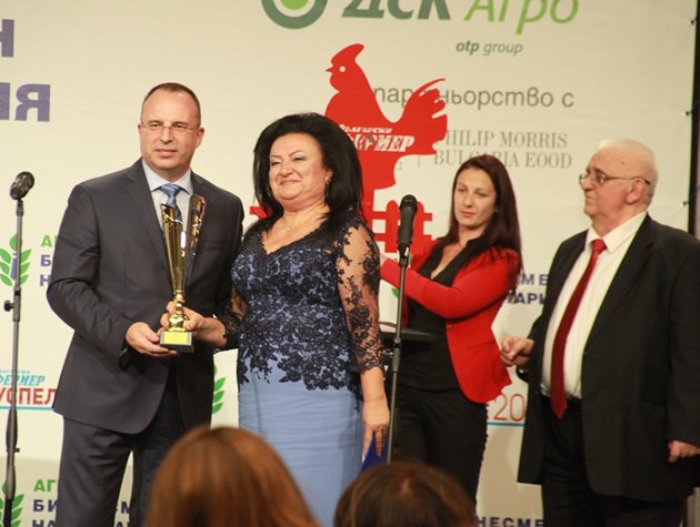 Министър Румен Поржанов връчи наградата на Светла Стоянова.