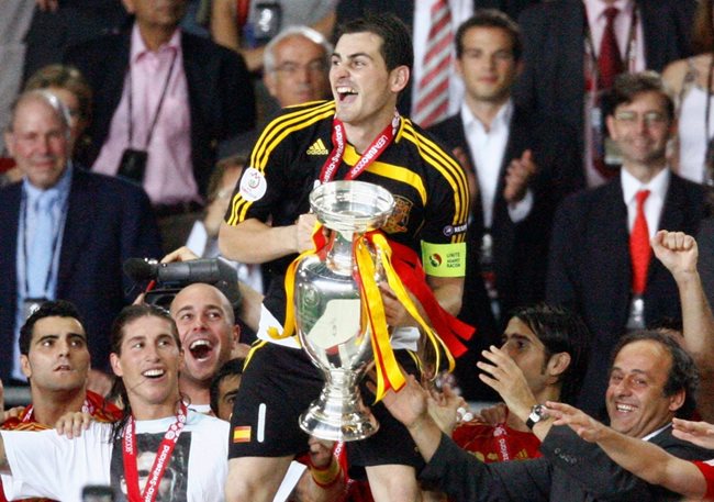 През 2008 година Касияс вдига своята първа европейска титла с тима на Испания. Капитанът на "Ла Фурия" е с основна заслуга и не допуска гол на финала във Виена при победата с 1:0 над Германия.