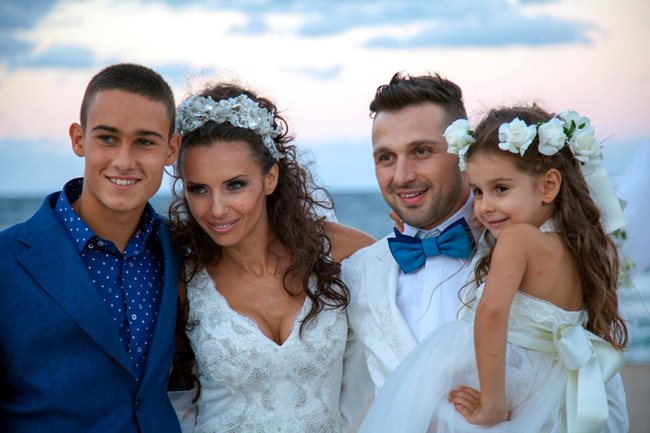 Нели и Александър Сано с двете им деца в сватбения ден