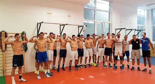 Волейболистите на "Левски София" са демонстрират мускули шеговито след тренировка в залата.