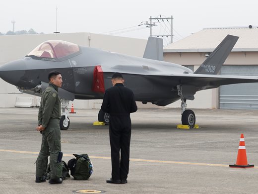 Южна Корея показа купените от САЩ изтребители F-35 (Снимки)