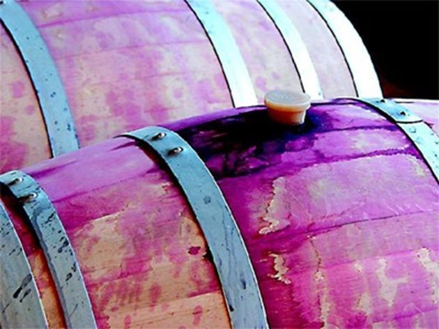 Опазването от цветясване на виното се постига като не се допуска досег с въздух
