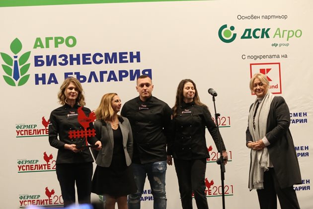 Представителите на биоферма "Розино" със собственичката Албина Ясинская - с отличието, което им връчи Венелина Гочева, издател на "Български фермер" и "24 часа"