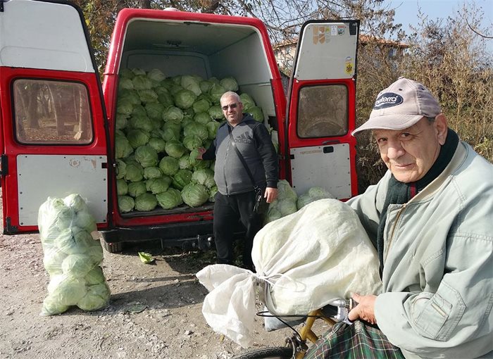 Хора купуват зеле до борсата в Първенец.