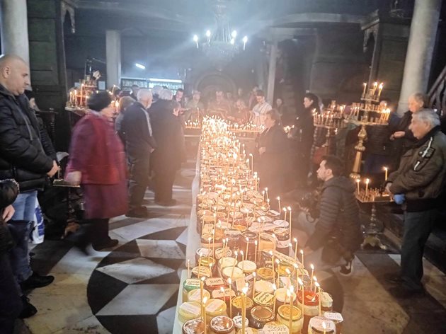 Над 500 буркана с мед са подредени под формата на кръст в църквата в Благоевград в почит на Св. Харалампий