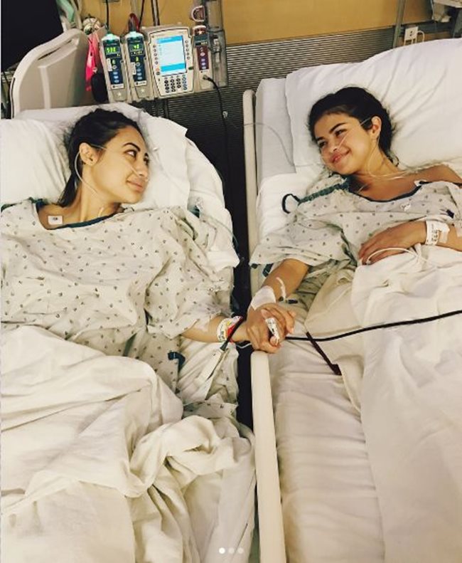 Селена Гомес и Франча Райса се държат за ръка в болничните легла. Снимка: Инстаграм/ selenagomez