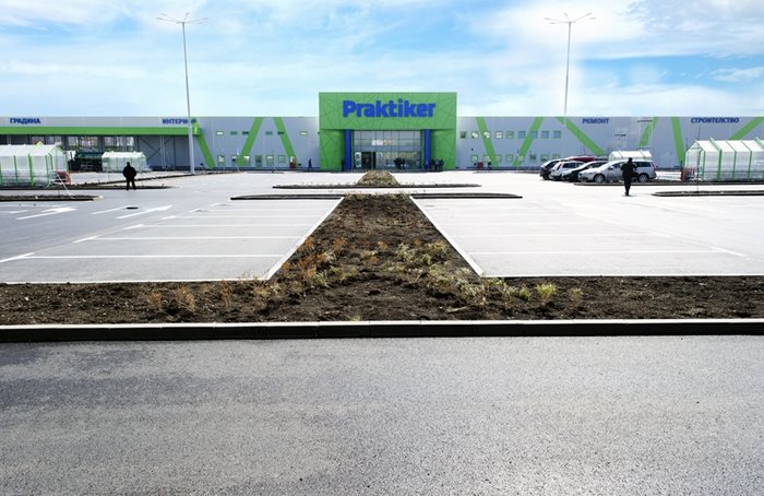 Обновеният “Практикер” в “Люлин” се намира близо до метространция “Сливница” и разполага с голям паркинг.