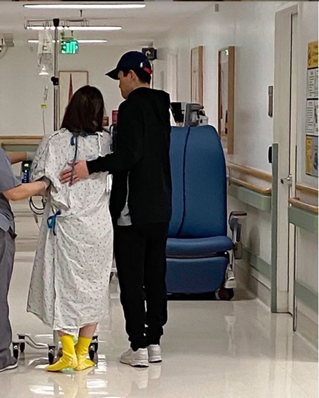 Фигуристката прави първи стъпки в болницата с помощта на своя брат и партньор на леда Алекс.