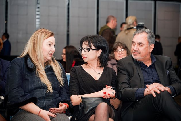Вдовицата на Димитър Цонев - Мариана, с Цветанка Ризова и адвокат Красимир Недев