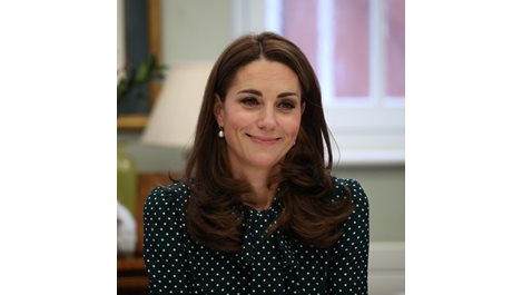 На чай с кралицата? Кейт Мидълтън посети сама Бъкингамския дворец (Видео)