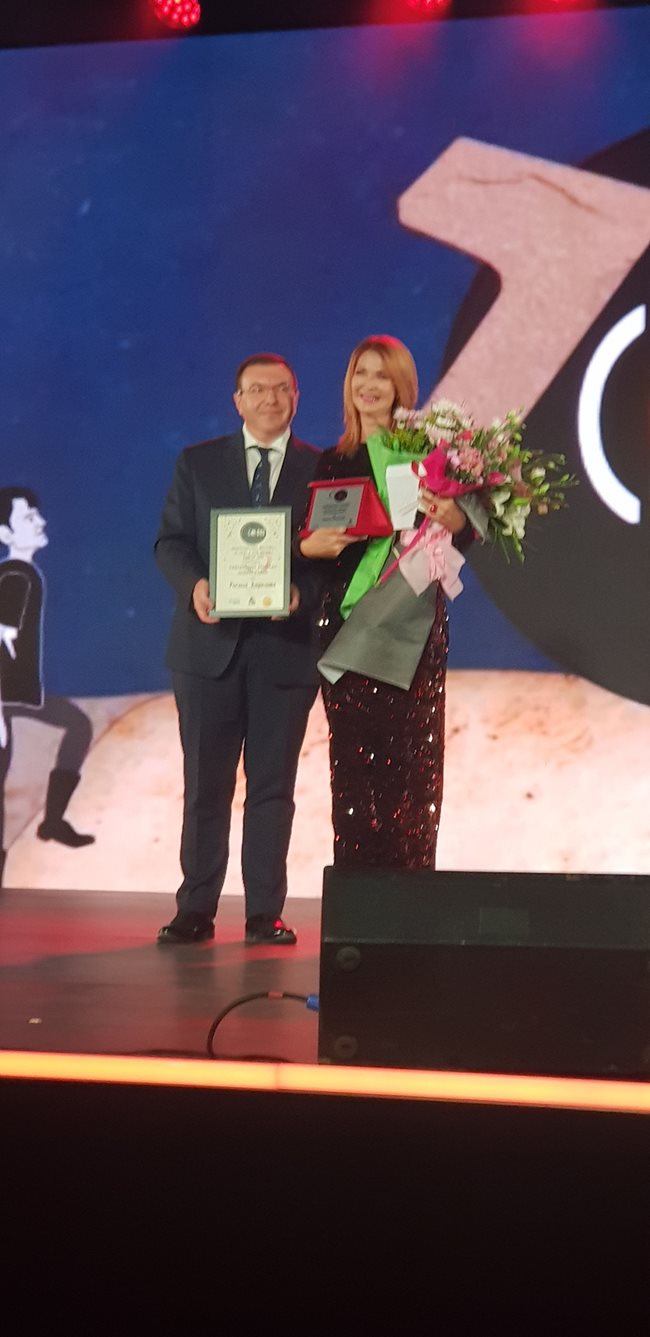 Министър Костадин Ангелов даде наградата на Росица Кирилова.