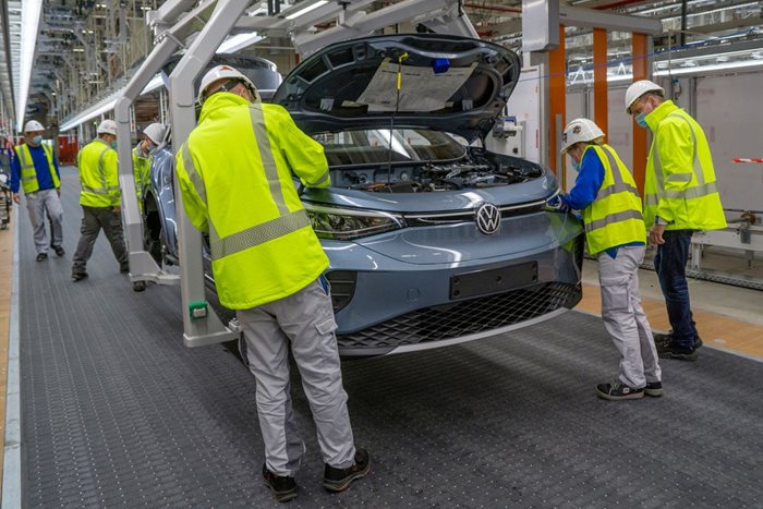 Работници сглобяват електрически Volkswagen във фабриката в Емден. Снимка: Volkswagen
