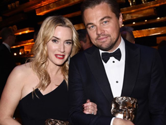 Леонардо ди Каприо и Кейт Уинслет, добри приятели от "Титаник", позират с наградите си БАФТА.
