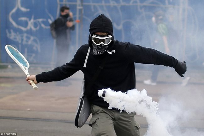 Граната със сълзотворен газ е върната обратно на френски ченгетата от демонстрант с тенис ракета. Униформените прибягват до употреба на сила и димки по време на бурен протест срещу реформите в трудовото законодателство на президента Франсоа Оланд.