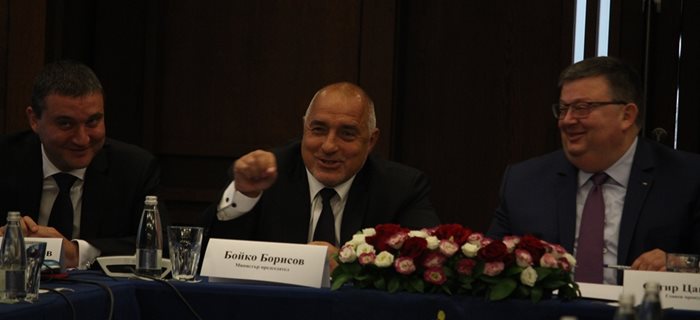 Финансовият министър Владислав Горанов, премиерът Бойко Борисов и главният прокурор Сотир Цацаров бяха призовани да не допускат забрана за излагането на показ на цигарените изделия.