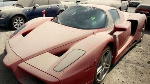 Ferrari Enzo  събира прах 5 години на наказателен паркинг . (Снимки)