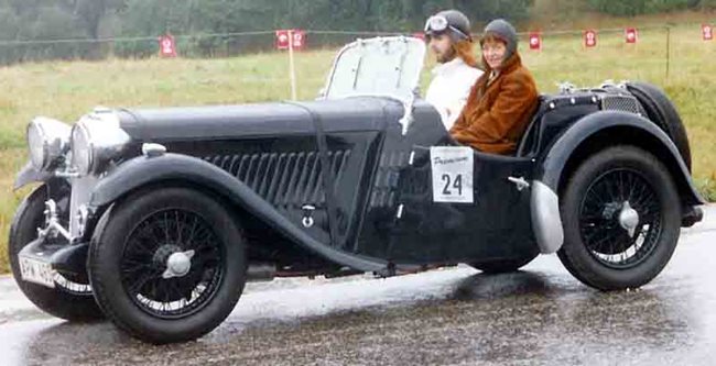 Бети Хейг и нейната навигаторка Барбара Маршал печелят ралито по време на олимпиадата в Берлин през 1936 г английския модел Singer Le Mans.