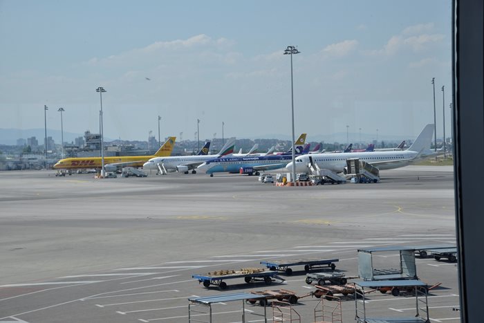 Самолети, паркирали на летището във София