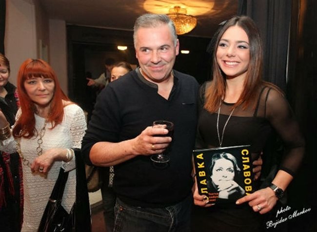 Карина с баща си Ивайло Караньотов и майка си Юлиана на премиерата на книгата "Театър, любов моя"