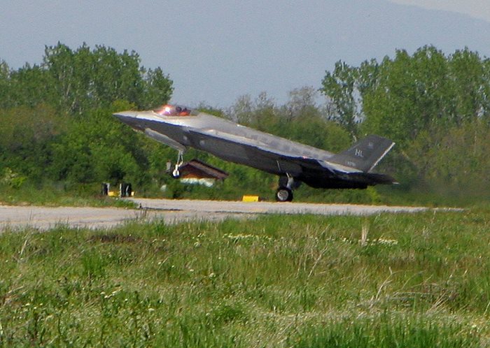 F-35 са със специално покритие и са трудно откриваеми за радарите.