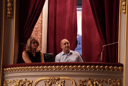 Впечатлени, сем. Радеви обсъждат с Владо Карамазов "Опашката" в Народния театър (Обзор)