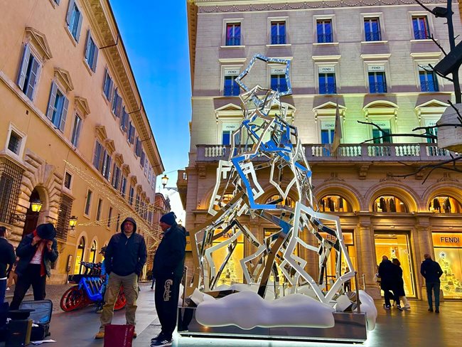 И площадът пред „Фенди” се украси за Коледа Снимка: Виолина Христова
