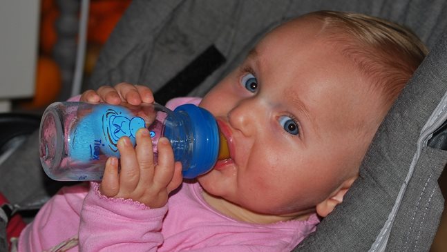 Кога бебето ми ще може да държи шишето си само?