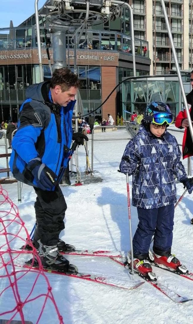 Борисов разпуска на ски с детето си.
