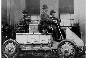 Първата кола на Лонер-Порше се превръща в сензация на изложението в Париж. Снимки: РОЙТЕРС и АРХИВ