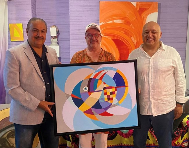 Шейх Рашид бин Ал Халифа, Стефан Стоянов и Красен Кралев (от ляво на дясно) с картината, която бившият спортен министър подарява на бахрейнския художник