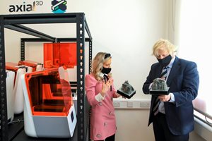 Показват на британския премиер Борис Джонсън 3D принтирано сърце в Белфаст, Северна Ирландия.