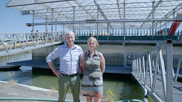 Собствениците на плаващата кравеферма Минке и Питър ван Вингерден са доволни от реализацията на своя проект за устойчиво производство на храни във водата
