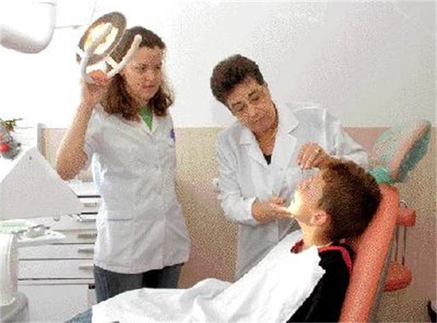 Проф. Крумова дава съвети на студентите си как да разпознават проблемно растящите зъби при децата. 

СНИМКИ:
ПАРСЕХ ШУБАРАЛЯН