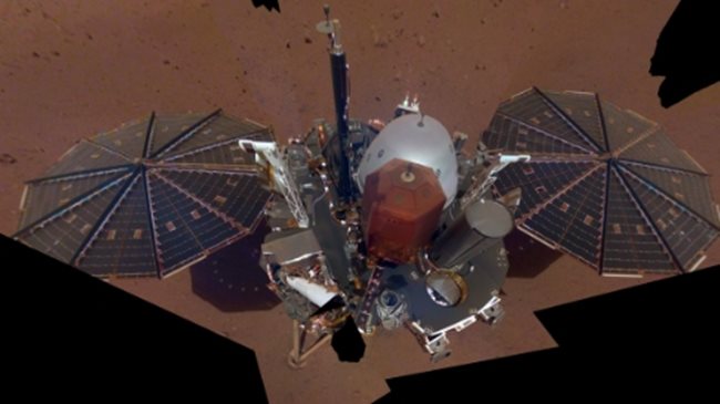Американският космически апарат "ИнСайт", който кацна на повърхността на Марс, си направи селфи СНИМКА: Туитър/НАСА
